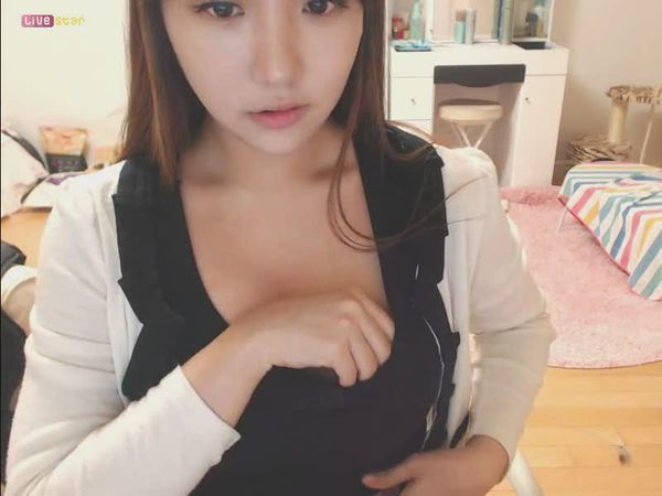 韩国美女主播蜜罐揉胸4：揉胸视频大全集(点击浏览下一张趣图)