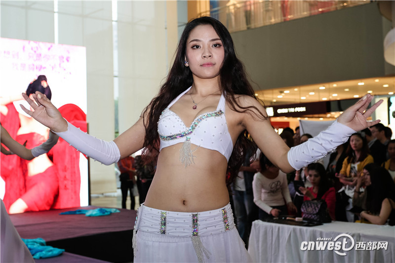 像佟丽娅的乳模：陕西国际胸模大赛图片(点击浏览下一张趣图)