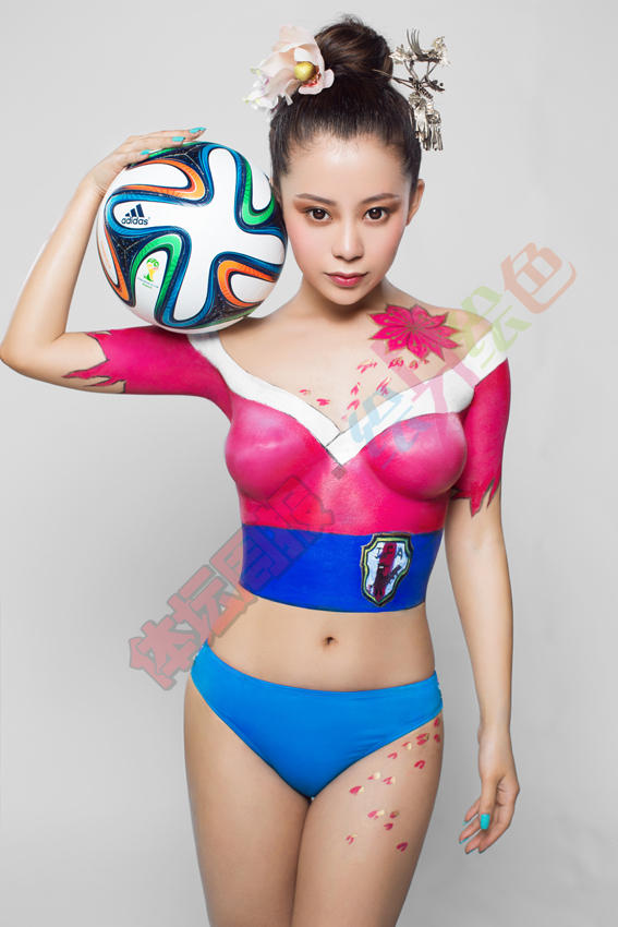 足球宝贝人体彩绘图123jpg：女模光下身彩绘图片(7)(点击浏览下一张趣图)