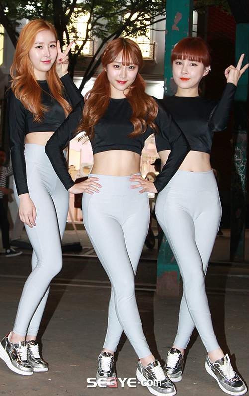 韩国骆驼趾女团图片：韩国女团紧身裤卡缝(6)(点击浏览下一张趣图)