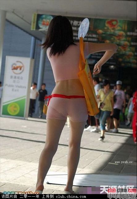 阴沟最明显的女人图片：紧身裤凹凸尴尬图片(6)(点击浏览下一张趣图)