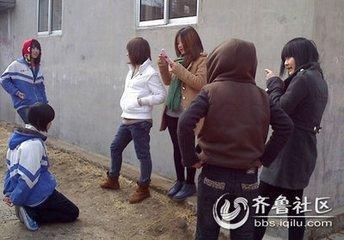 女生给女生下跪磕头图片：给女生磕头叫妈的视频(7)(点击浏览下一张趣图)