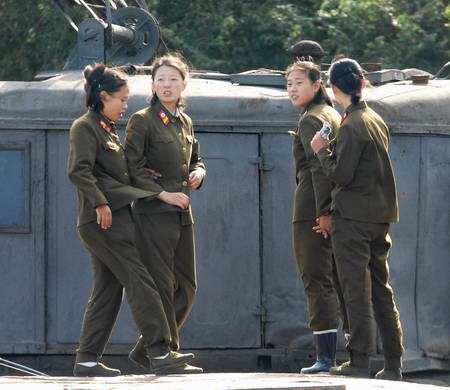朝鲜女人乳房：朝鲜女兵性服务照片(2)(点击浏览下一张趣图)