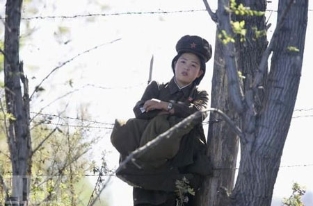 朝鲜女人乳房：朝鲜女兵性服务照片(3)(点击浏览下一张趣图)