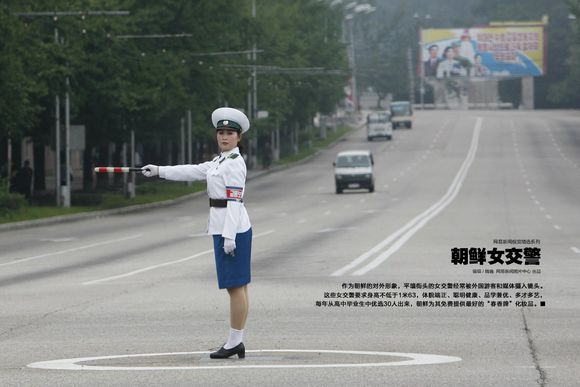 朝鲜女交警图片：朝鲜女交警雨中穿雨靴，朝鲜女交警图片大全(2)(点击浏览下一张趣图)