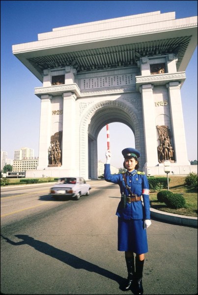 朝鲜女交警图片：朝鲜女交警雨中穿雨靴，朝鲜女交警图片大全(3)(点击浏览下一张趣图)