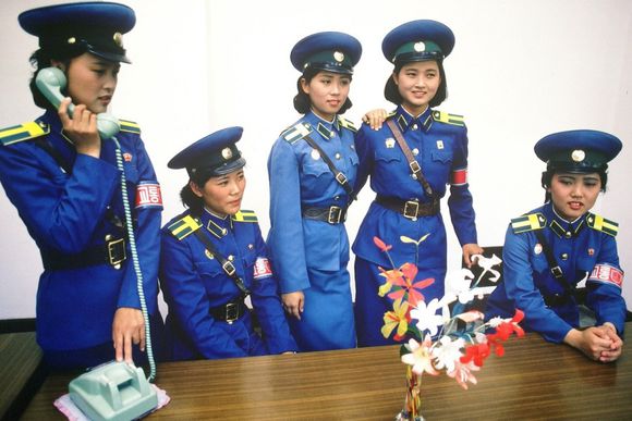 朝鲜女交警图片：朝鲜女交警雨中穿雨靴，朝鲜女交警图片大全(4)(点击浏览下一张趣图)