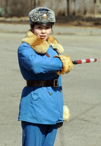 朝鲜女交警图片：朝鲜女交警雨中穿雨靴，朝鲜女交警图片大全(5)(点击浏览下一张趣图)