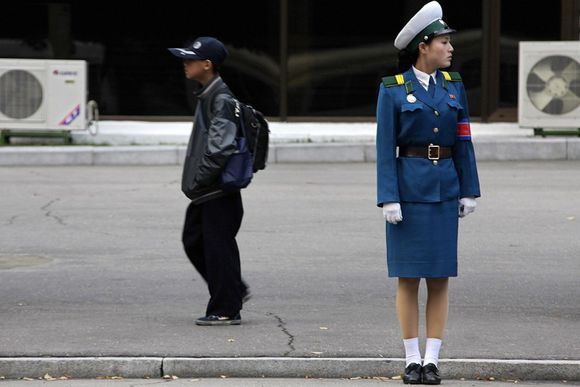 朝鲜女交警图片：朝鲜女交警雨中穿雨靴，朝鲜女交警图片大全(6)(点击浏览下一张趣图)