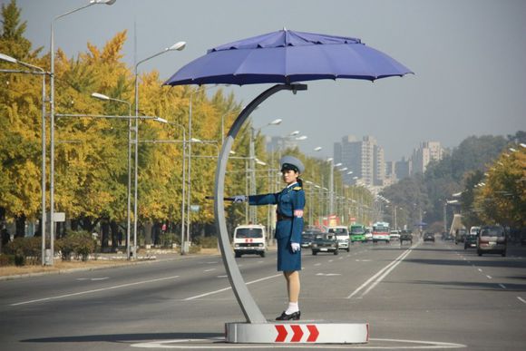 朝鲜女交警图片：朝鲜女交警雨中穿雨靴，朝鲜女交警图片大全(8)(点击浏览下一张趣图)