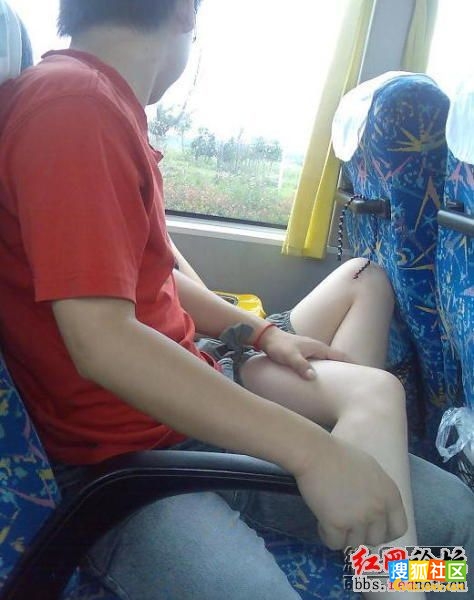公共汽车上的最新顶臀图片：猥琐男公交女配合顶臀?(7)(点击浏览下一张趣图)