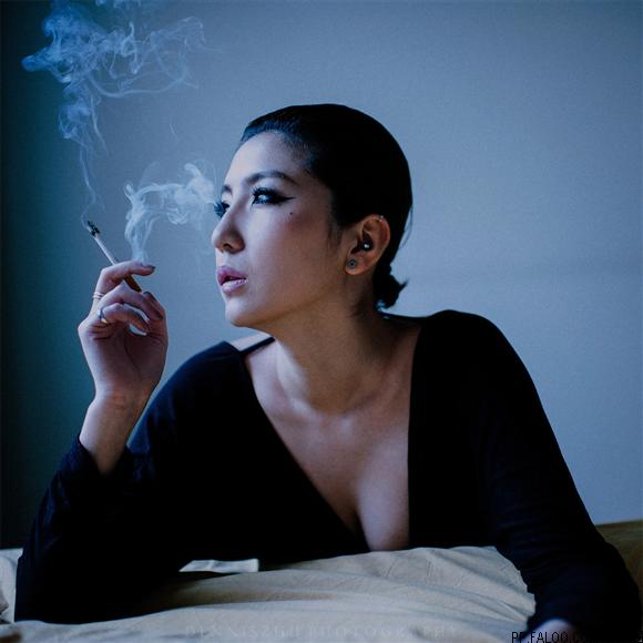 女人抽烟的图片唯美：女人下部抽烟图片大全(3)(点击浏览下一张趣图)