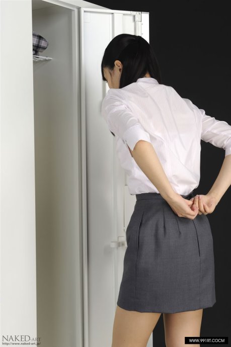 日本少妇换衣服全过程图片：少妇浴室换衣服(6)(点击浏览下一张趣图)