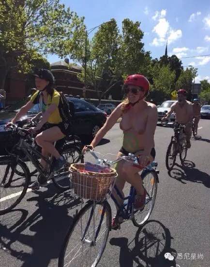 英国裸骑日活动视频高清图集：英国百人大本钟前裸骑，万人裸体骑自行车(10)(点击浏览下一张趣图)