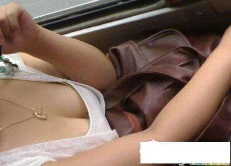 夏天袖口大看到胸罩：衬衫从侧面看见胸罩(8)(点击浏览下一张趣图)