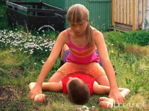 女生坐在男生大腿上的视频：骑坐在男友腿上被吸胸(点击浏览下一张趣图)