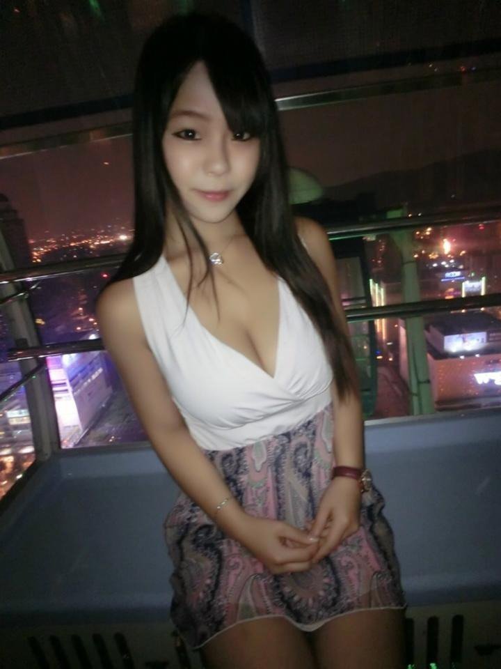 维米斯美女胸部图片：重庆美女街拍胸部(3)(点击浏览下一张趣图)