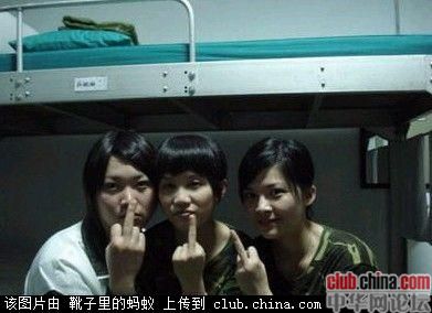 台湾女兵不雅照：台湾陆军女兵服装图片(2)(点击浏览下一张趣图)