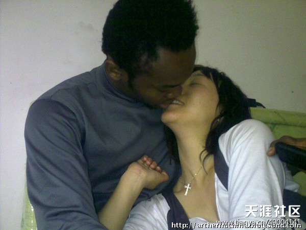 北京女子嫁给黑人老外：中国女人嫁黑人洞房图片(9)(点击浏览下一张趣图)