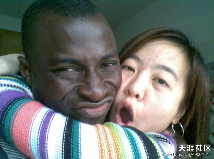 北京女子嫁给黑人老外：中国女人嫁黑人洞房图片(13)(点击浏览下一张趣图)