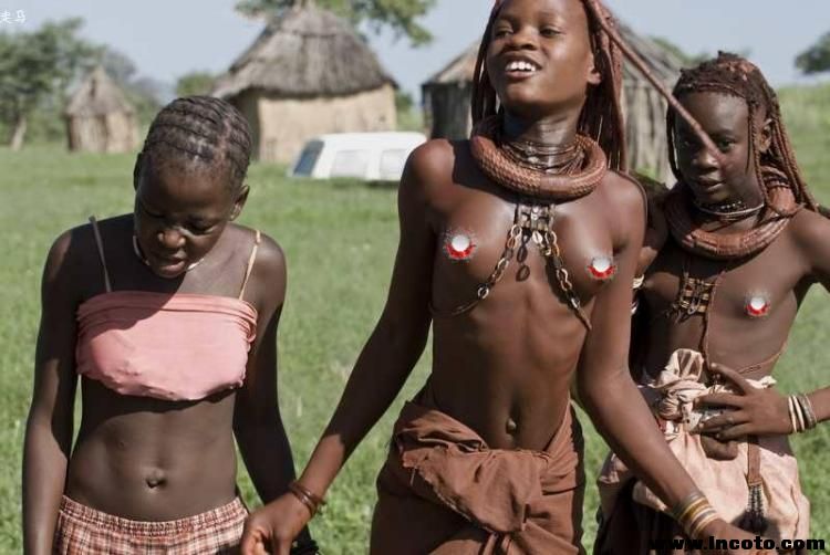 走进非洲原始部落美女图集：非洲妇女裸露分娩图片(点击浏览下一张趣图)