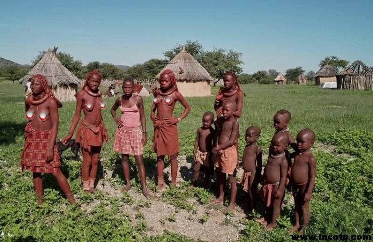 走进非洲原始部落美女图集：非洲妇女裸露分娩图片(2)(点击浏览下一张趣图)