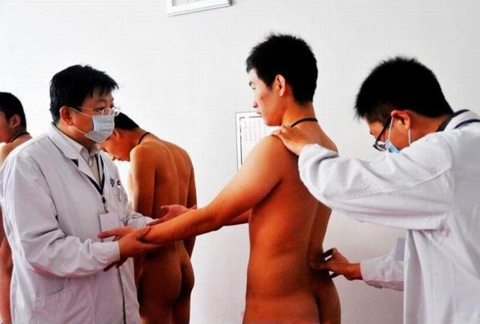 男人军检裸检视频：男生体检裸检图(3)(点击浏览下一张趣图)