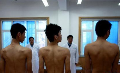 男人军检裸检视频：男生体检裸检图(4)(点击浏览下一张趣图)