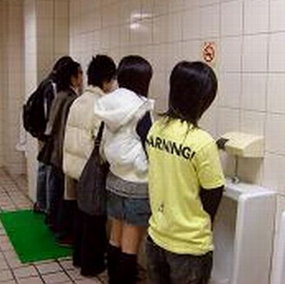 农村厕所不分男女尴尬：男女共用的露天厕所(4)(点击浏览下一张趣图)