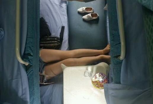 火车卧铺爆鞋;火车上玩鞋打胶最全 火车卧铺爆鞋图片(6)(点击浏览下一张趣图)