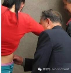 父亲给22岁的女儿洗澡：瘫痪女儿的身体(3)(点击浏览下一张趣图)