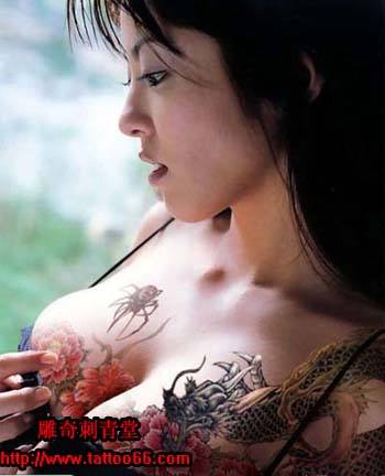 胸上字母的纹身图片女：女的胸不打马赛克图片(2)(点击浏览下一张趣图)