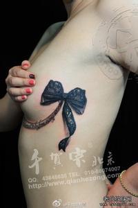 胸上字母的纹身图片女：女的胸不打马赛克图片(4)(点击浏览下一张趣图)
