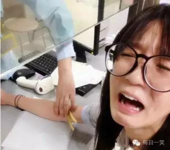 高中女生打针哭了 图：女朋友都被抱着打针 女人打针最疼视频(6)(点击浏览下一张趣图)