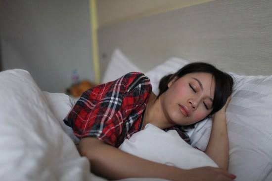 中国美人睡觉的图片：年轻女人睡觉的图片(4)(点击浏览下一张趣图)