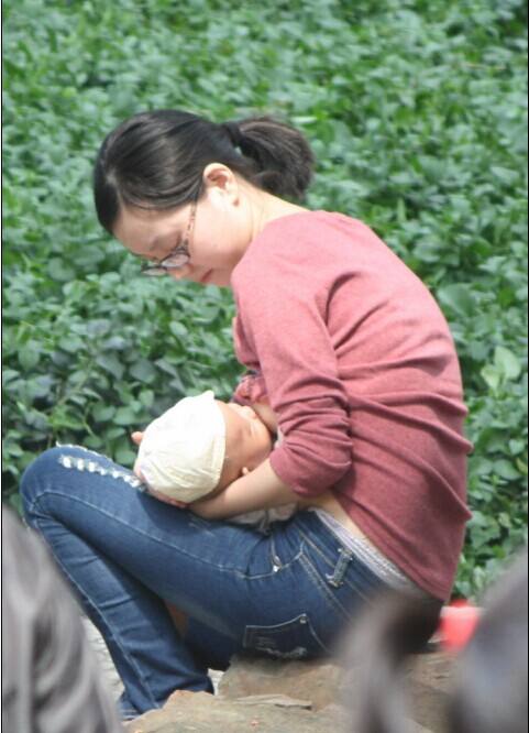 年近妈妈喂母乳照片：女人母乳喂养图片大全 孩子都上初中还吃母乳(2)(点击浏览下一张趣图)