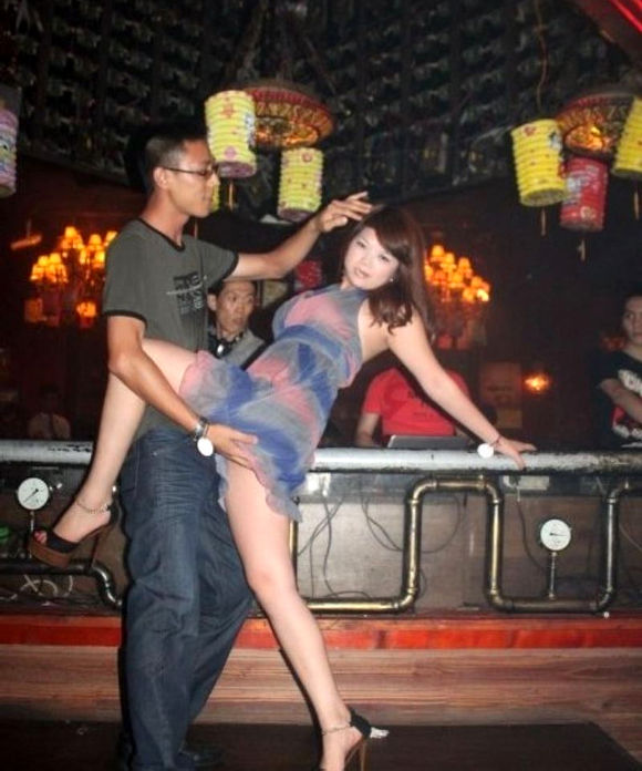 桂林公园跳舞十元可摸：大妈山坡做皮肉生意 大妈山坡卖滢(点击浏览下一张趣图)