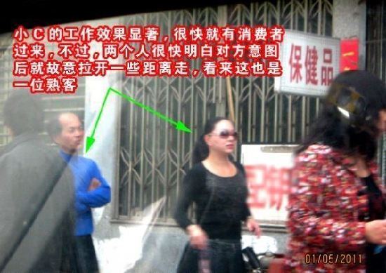 郑州人民公园有一元摸：路人给一块钱摸一次卖 一元摸一次视频(2)(点击浏览下一张趣图)