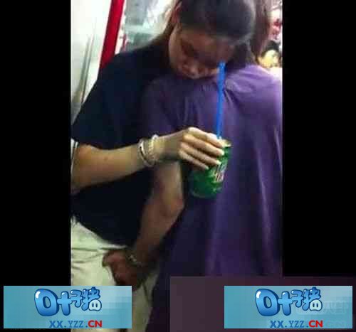 扣下体地铁娇羞扭动：高中生生激烈亲吻视频 上海初三女子喂奶图片(5)(点击浏览下一张趣图)