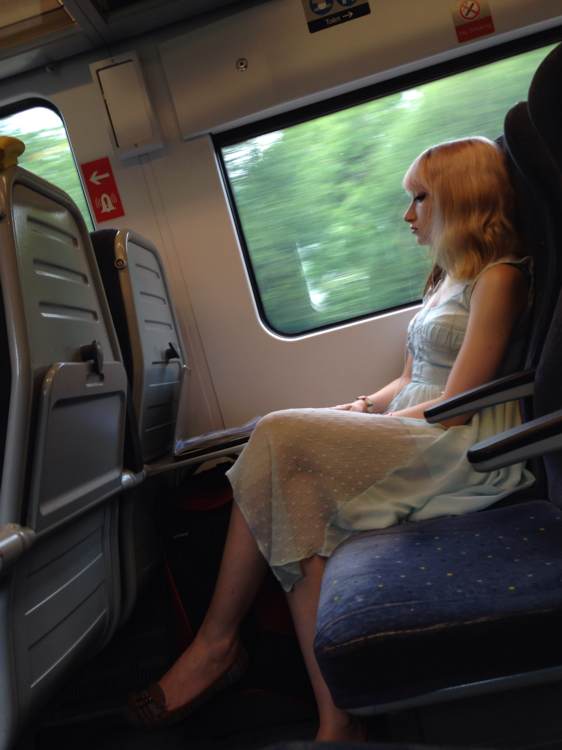 火车硬座长途的艳遇：火车硬座上的丝脚 火车硬座摸中年女人脚(点击浏览下一张趣图)