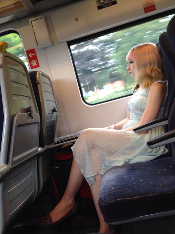 火车硬座长途的艳遇：火车硬座上的丝脚 火车硬座摸中年女人脚(2)(点击浏览下一张趣图)