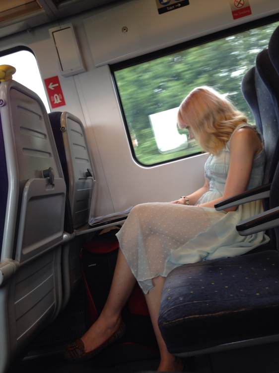 火车硬座长途的艳遇：火车硬座上的丝脚 火车硬座摸中年女人脚(3)(点击浏览下一张趣图)