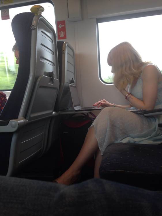 火车硬座长途的艳遇：火车硬座上的丝脚 火车硬座摸中年女人脚(4)(点击浏览下一张趣图)