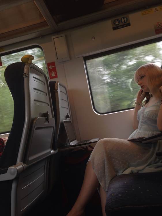 火车硬座长途的艳遇：火车硬座上的丝脚 火车硬座摸中年女人脚(5)(点击浏览下一张趣图)