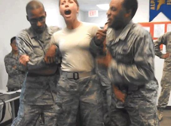 美国女特战队裸体特训队：美国女兵的训练图片 女特种兵的羞辱训练(点击浏览下一张趣图)
