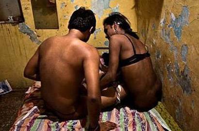 印度人体妓女摄影：印度人女性上厕所图片(5)(点击浏览下一张趣图)
