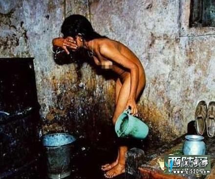 印度人体妓女摄影：印度人女性上厕所图片(6)(点击浏览下一张趣图)
