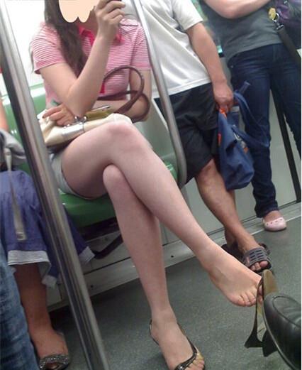 地铁上女人主动蹭我 地铁上摸了女孩没反应;上海夏天挤地铁美女(点击浏览下一张趣图)