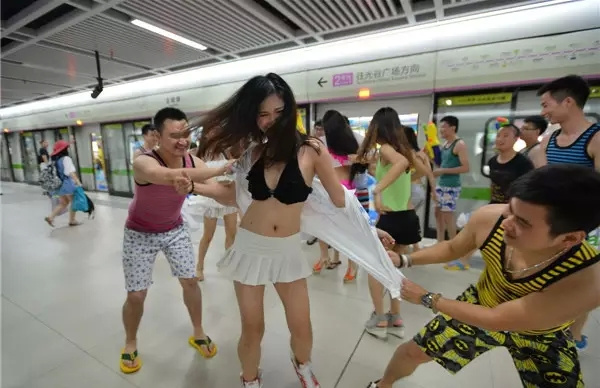 地铁上女人主动蹭我 地铁上摸了女孩没反应;上海夏天挤地铁美女(8)(点击浏览下一张趣图)