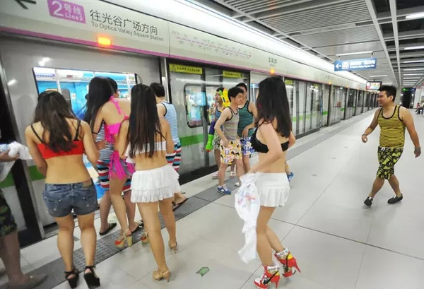 地铁上女人主动蹭我 地铁上摸了女孩没反应;上海夏天挤地铁美女(9)(点击浏览下一张趣图)